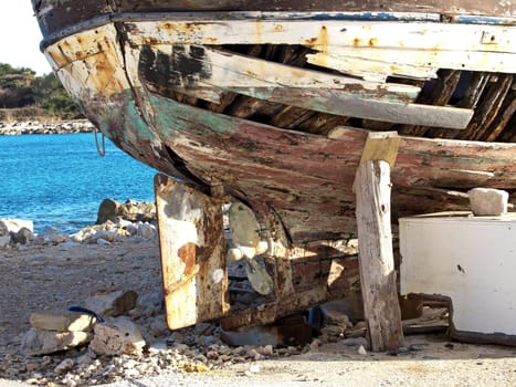 old rusty propeler on a rotten old boat