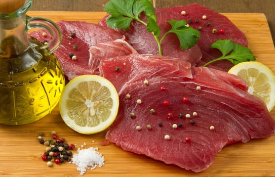 fresh tuna eith lemon and parsley