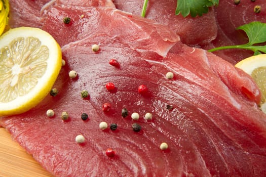 fresh tuna eith lemon and parsley