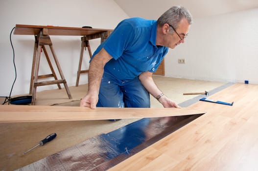 Laying laminate flooring