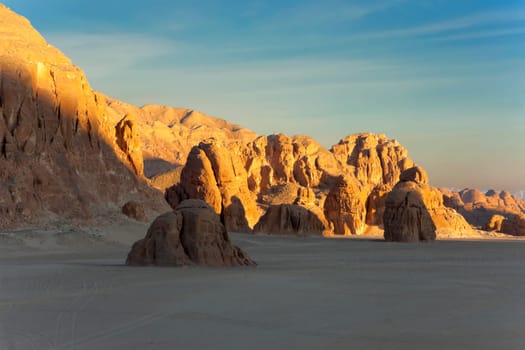 Morning light over the Gebel el Gunna