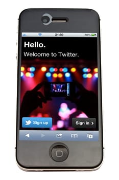 Twitter website display on iPhone 4s screen