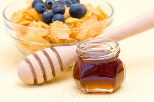 cornflakes with blueberries and honey