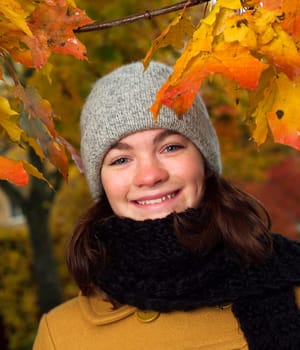Young girl portrait in Autumn Environment