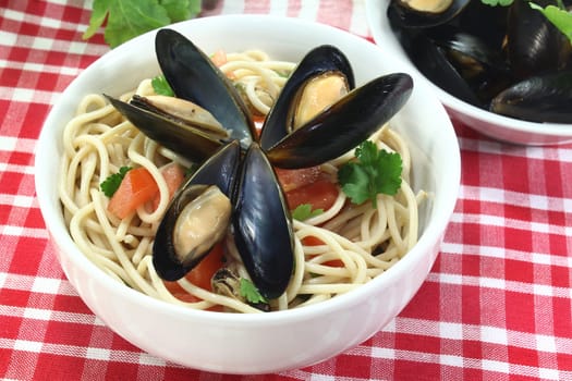 a bowl of spaghetti,mussels and tomato