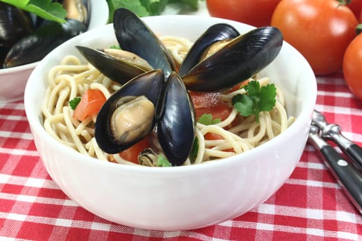 a bowl of spaghetti,mussels and tomato