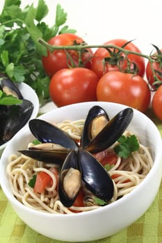 a bowl of spaghetti,mussels and tomato