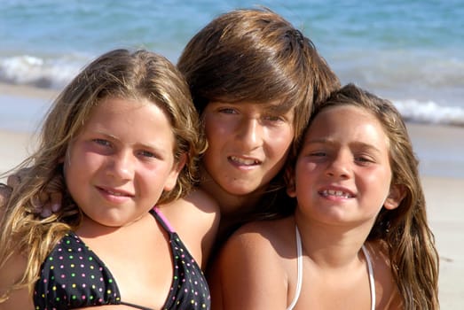 silings posing in the beach