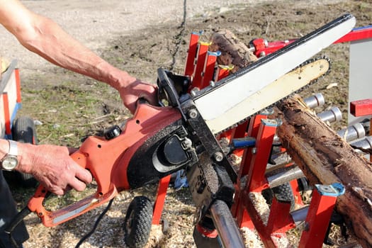 Wood sawing with the chainsaw