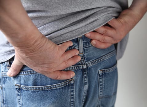 a man experiences pain in his hips