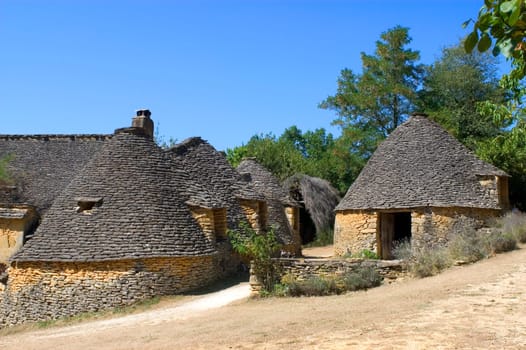 The word borie was introduced into Perigord in the years 1970. The term authentically from Périgueux is Cabane. Boria meaning cattle shed to beef animals in langue d'oc, the borie would correspond more to one small smallholding.