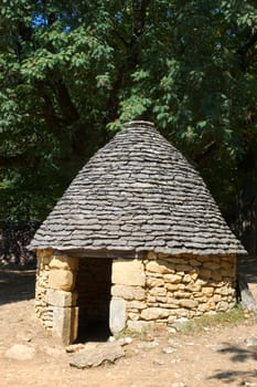 The word borie was introduced into Perigord in the years 1970. The term authentically from Périgueux is Cabane. Boria meaning cattle shed to beef animals in langue d'oc, the borie would correspond more to one small smallholding.