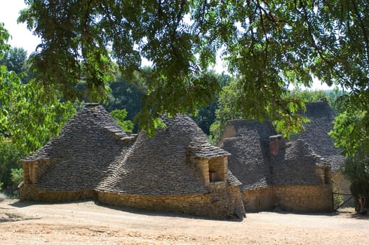 The word borie was introduced into Perigord in the years 1970. The term authentically from Périgueux is Cabane. Boria meaning cattle shed to beef animals in langue d'oc, the borie would correspond more to one small smallholding.