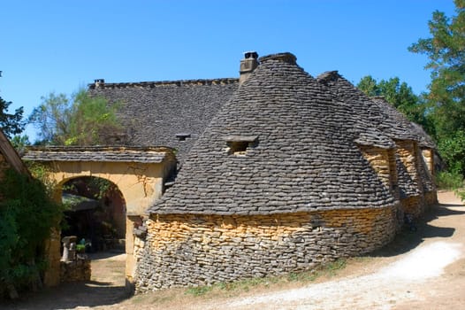 The word borie was introduced into Perigord in the years 1970. The term authentically from Périgueux is Cabane. Boria meaning cattle shed to beef animals in langue d'oc, the borie would correspond more to one small smallholding.