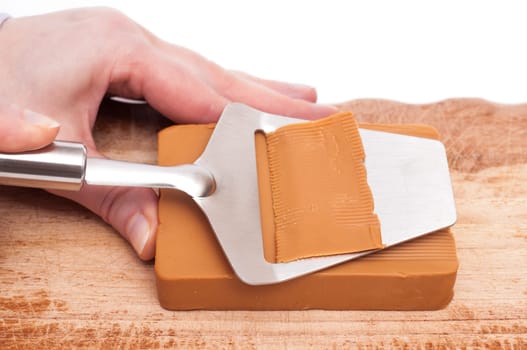 Hand does Gudbrandsdalen cheese with cheese slicer
