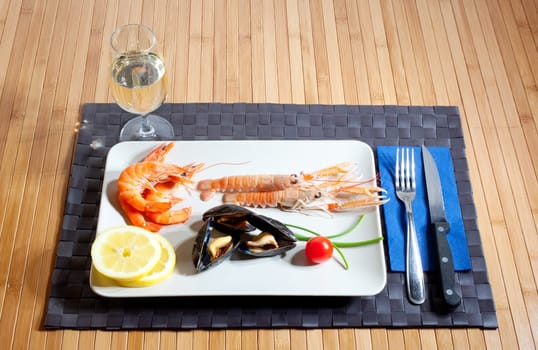 Lunch with Crustacean mussel and white wine
