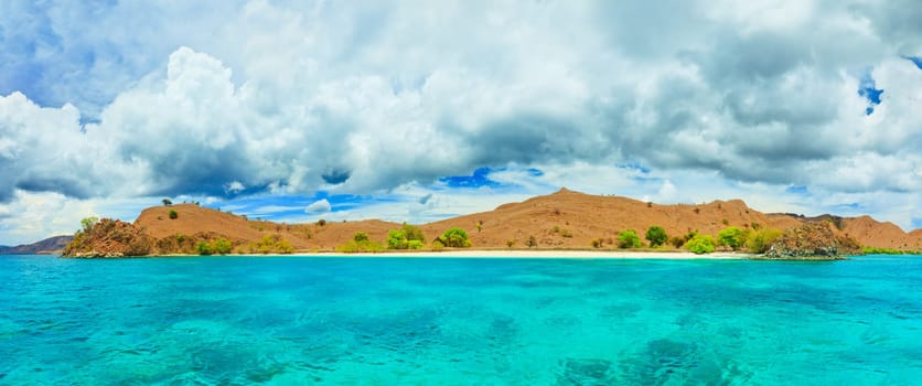 Panorama Red Beach (Pantai Merah). Komodo park