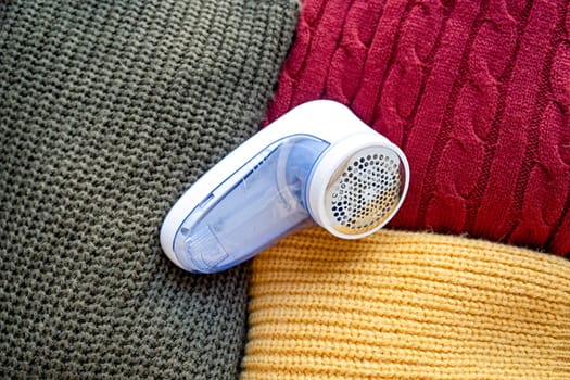 Device for shaving pellets clothes. Anti-Plush fabric Shaver. Electric portable sweater pill defuzzer. Lint remover from acrylic or wool sweater