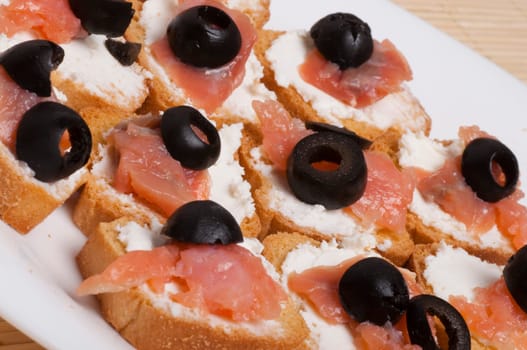 Sandwich with smoked salmon and olives