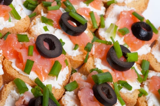 Sandwich with smoked salmon and chives
