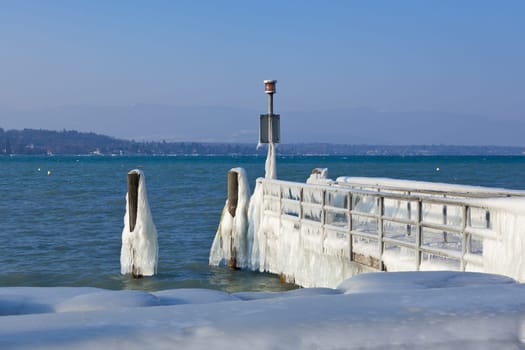 Very cold temperature give ice and freeze at the lake Leman border in Geneve