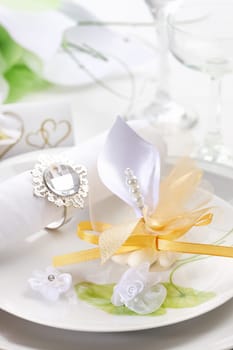 Wedding place setting in white nad golden tone