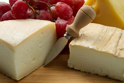 mixed cheese with grapes