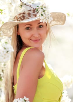 woman with hat at the park