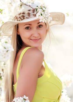 woman with hat at the park