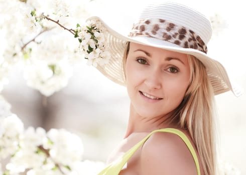 woman with hat at the park