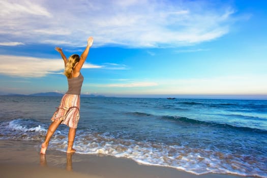Young woman enjoy the ocean.