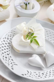 Luxury place setting in white with small present for the guests
