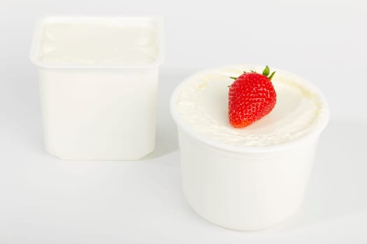 Curd and mascarpone to prepare a strawberry cream