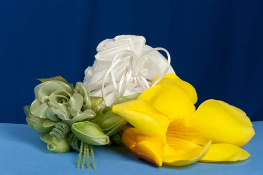 Arrangement with flowers and favors for wedding, baptism and First Communion