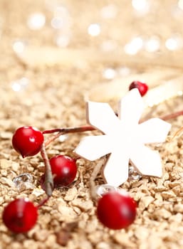 White star and some red decoration an a golden background with boketh