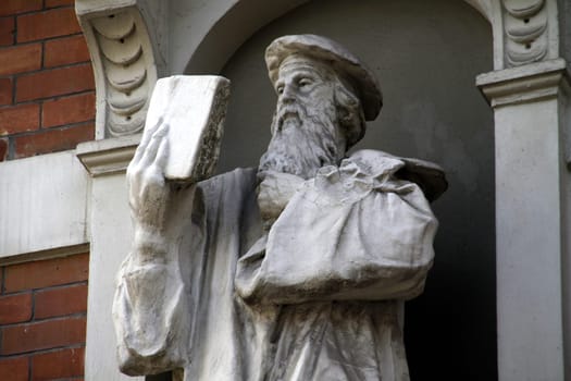 Gutenberg statue on a house in Hamelin