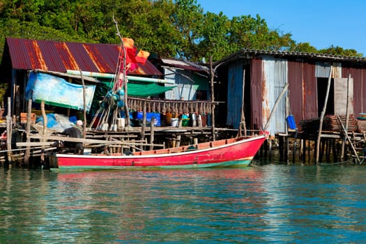 Image of a traditional island fishing village in the Bay of Thailand