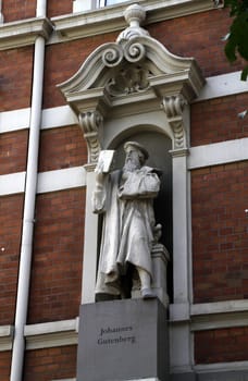 Gutenberg statue on a house in Hamelin