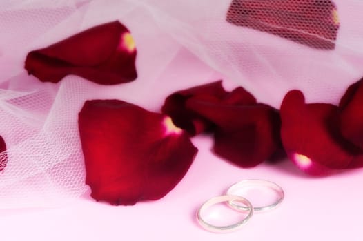 glamour Arrangement with flowers and wedding rings