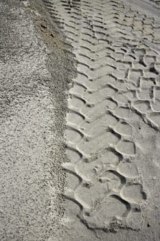 excavator tyres footprint on quarry white sand pattern
