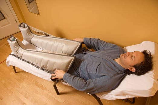 man client receiving pressotherpay treatment in a spa