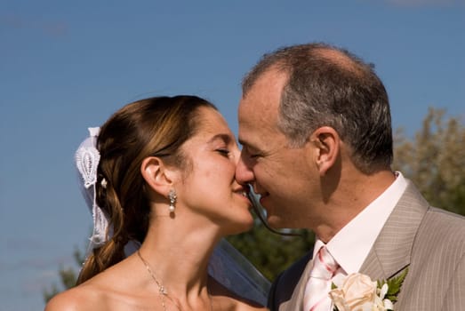 wedding couple kissing in the summer day