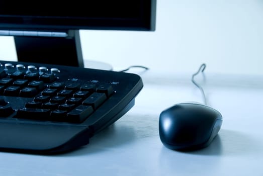 blck computer with keyboard and mouse