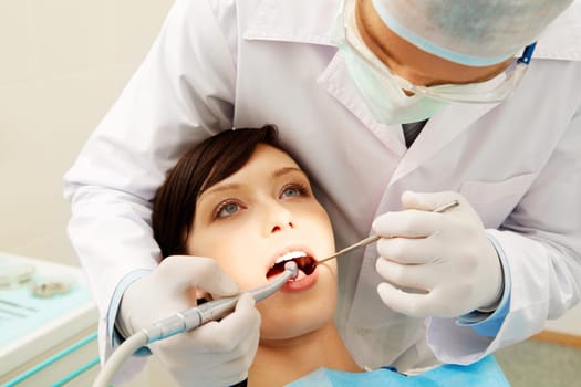 Image of a dentist curing a girls teeth