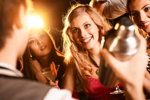 Photo of pretty girl with cocktail looking at barman at party