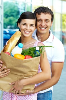 Portrait of a happy couple with foodstuff