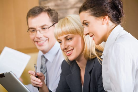 Business woman gives instructions to new specialist