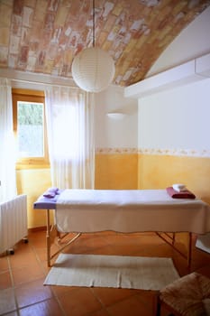 Nice massage room with barrel vault on clay bricks, Mediterranean interior house