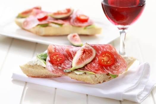 Baguette with lettuce, salami and fresh figs