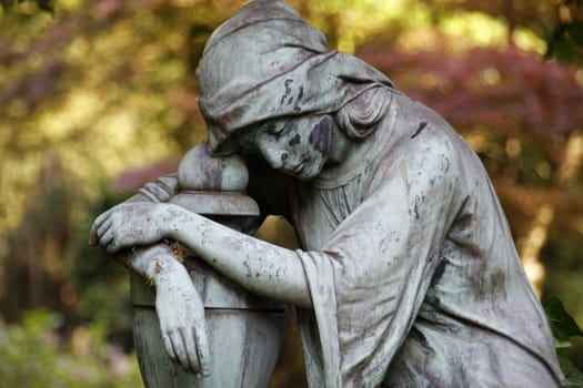 Statue of a grieving woman